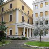 ...una struttura di tre livelli dall�aspetto antico: l�originaria villa del senatore Balenzano